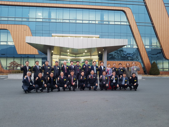 김사홍 대경권기업성장지원센터장은 "그동안 운영해온 'CEO 공부방'을 올해부터 'CEO 사랑방'으로 새롭게 개편해 강의 중심에서 토론 중심으로 바꾸고 장소도 기업현장에서 진행하며 새로운 분위기 전환을 통해 앞으로 기업의 성장과 성공을 이끄는 토론의 자리로 만들어가겠다"고 밝혔다. CEO 사랑방에 참석한 인사들이 기념촬영을 하고 있다. 대경권기업성장지원센터 제공